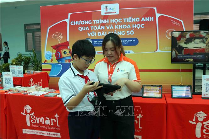 Học sinh làm quen với thiết bị học ngoại ngữ bằng công nghệ số. Ảnh: Xuân Khu - TTXVN