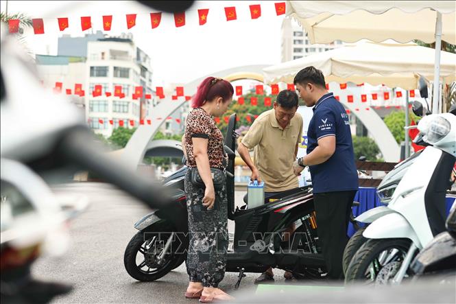 Nếu hoàn tất các bước trong chương trình “hỗ trợ tư vấn thu xăng đổi điện”, người dân có thể nhận xe ngay tại sự kiện hoặc có thể nhận xe sau sự kiện tại cơ sở của VinFast Thu Anh. Ảnh: Thanh Tùng - TTXVN