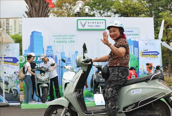 Tại khu vực trải nghiệm, khách tham dự sẽ có cơ hội trực tiếp tham quan, tìm hiểu và lái thử các dòng xe điện mới như Evo Grand, Evo Grand Lite, Feliz 2025, Zgoo, Flazz, Evo Max, Feliz II, Amio, Viper... Ảnh: Thanh Tùng - TTXVN