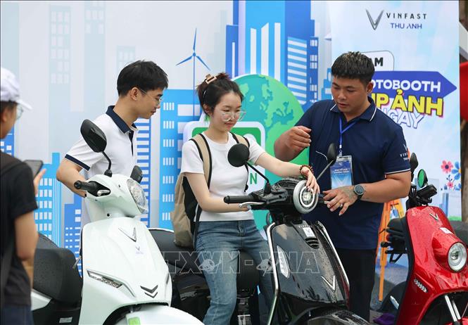 Người dân tham gia sự kiện Ngày Chuyển đổi xanh năm 2026 sẽ được hưởng nhiều chương trình ưu đãi. Ảnh: Thanh Tùng - TTXVN
