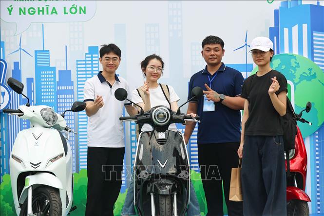 Các em sinh viên tham quan, tìm hiểu và lái thử các dòng xe điện mới như Evo Grand, Evo Grand Lite, Feliz 2025, Zgoo, Flazz, Evo Max, Feliz II, Amio, Viper... Ảnh: Thanh Tùng - TTXVN
