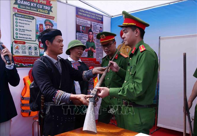 Người dân tự nguyện giao nộp vũ khí tự chế tại chương trình. Ảnh: Phạm Kiên - TTXVN