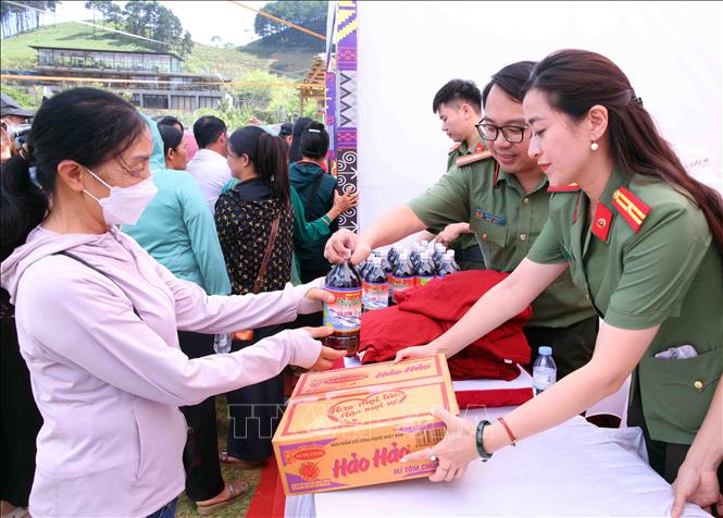 Đến với ngày hội, người dân được phát đồ miễn phí tại 