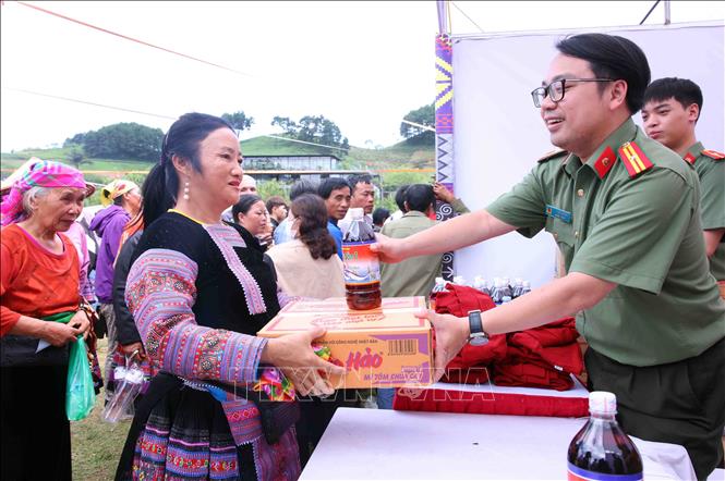Đến với ngày hội, người dân được phát đồ miễn phí tại 