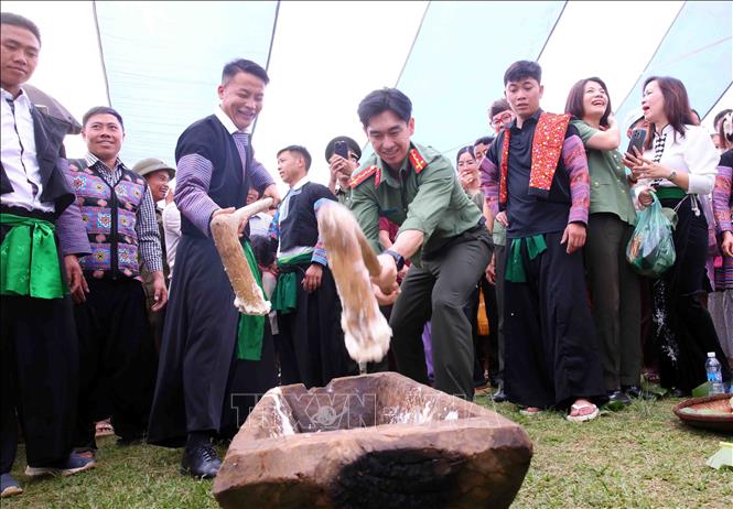Cán bộ, chiến sĩ Công an nhân dân cùng người dân tham gia hội thi giã bánh dày, thi nấu cỗ. Ảnh: Phạm Kiên - TTXVN