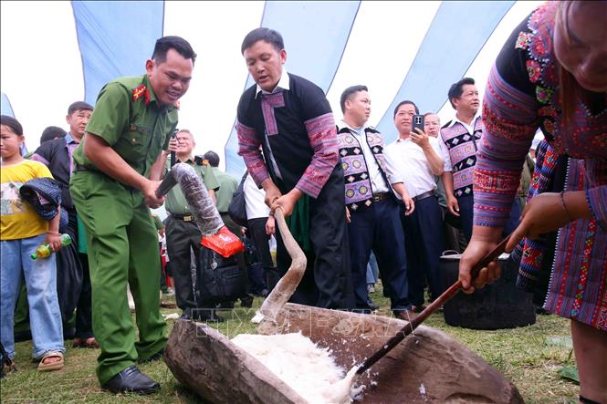 Cán bộ, chiến sĩ Công an nhân dân cùng người dân tham gia hội thi giã bánh dày, thi nấu cỗ. Ảnh: Phạm Kiên - TTXVN