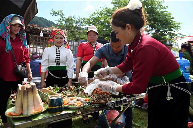 Tại chương trình có nội dung thi nấu cỗ. Thành viên các nhóm thi là người dân bản địa. Họ sử dụng các nguyên liệu, thực phẩm tại địa phương, chế biến theo phương thức truyền thống. Ảnh: Phạm Kiên - TTXVN