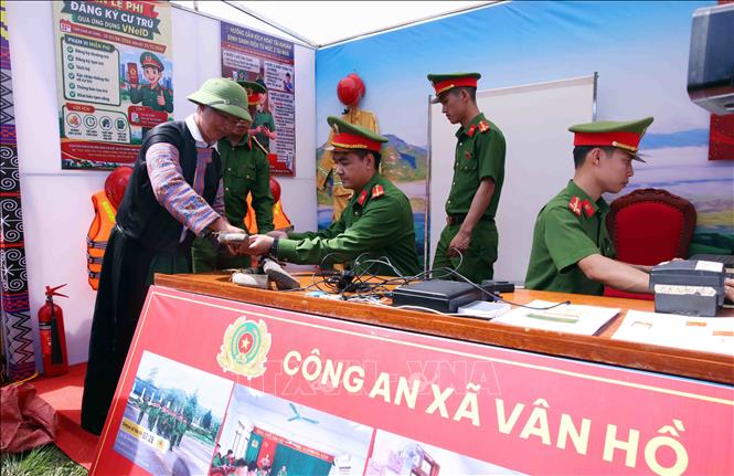 Các chương trình hỗ trợ nhân dân, tuyên truyền pháp luật, vận động giao nộp vũ khí tự chế... tiếp tục thể hiện sâu sắc tinh thần gần dân, sát dân, vì nhân dân phục vụ của lực lượng CAND. Ảnh: Phạm Kiên - TTXVN