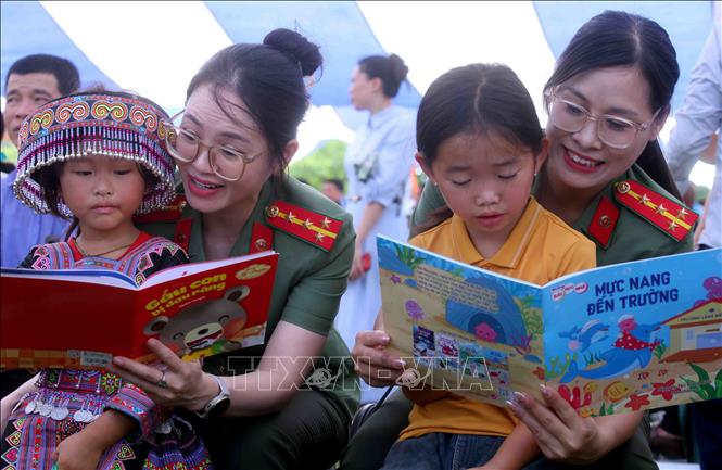 Cán bộ, chiến sĩ Công an nhân dân với những em nhỏ dân tộc tại chương trình. Ảnh: Phạm Kiên - TTXVN