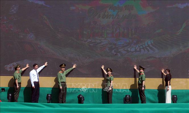 Các đại biểu thực hiện nghi thức khai mạc chương trình Ngày hội báo chí, truyền thông hướng về cơ sở 