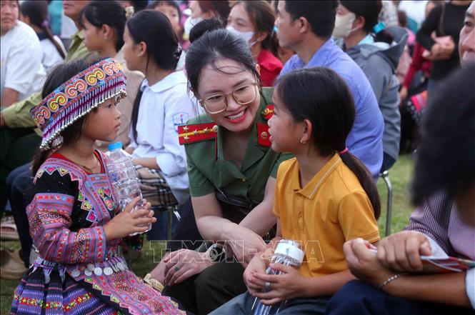 Cán bộ, chiến sĩ Công an nhân dân với những em nhỏ dân tộc tại chương trình. Ảnh: Phạm Kiên - TTXVN