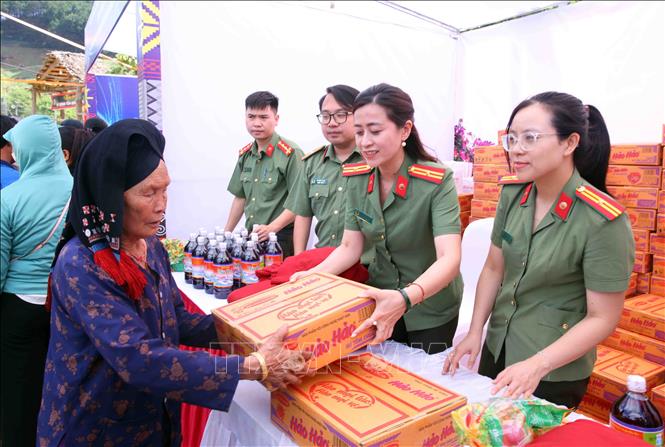 Đến với ngày hội, người dân được phát đồ miễn phí tại 