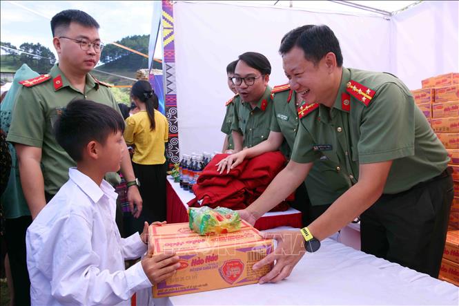 Đến với ngày hội, người dân được phát đồ miễn phí tại 