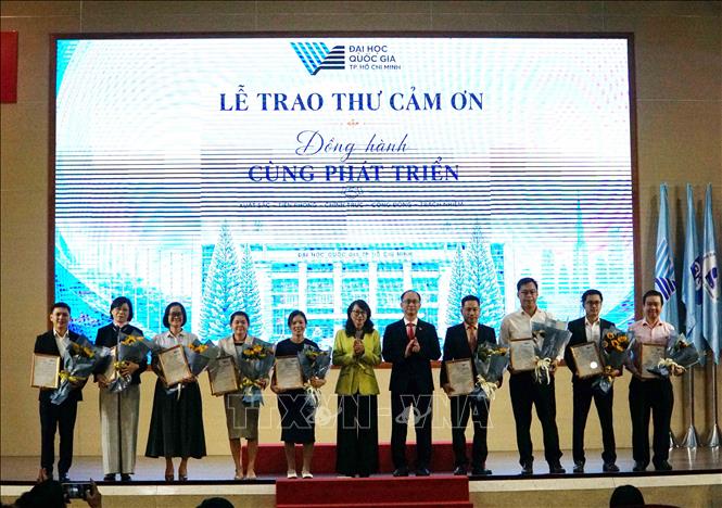 Lãnh đạo Đại học Quốc gia Thành phố Hồ Chí Minh trao Thư cảm ơn tới các nhà khoa học. Ảnh: Thu Hoài - TTXVN