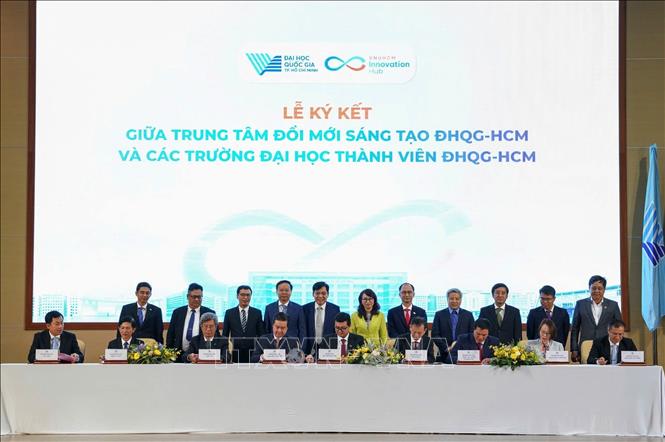 Trung tâm Đổi mới sáng tạo và 8 trường đại học thành viên của Đại học Quốc gia Thành phố Hồ Chí Minh ký thoả thuận hợp tác trong triển khai các nhiệm vụ đổi mới sáng tạo. Ảnh: Thu Hoài - TTXVN