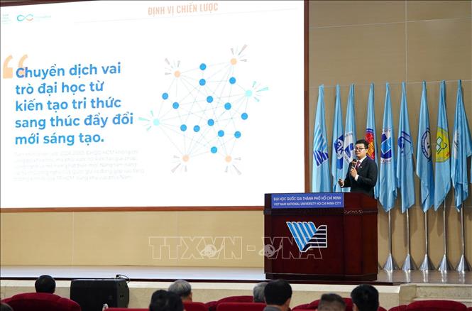 Thạc sĩ Trần Vũ, Phó Giám đốc Trung tâm Đổi mới sáng tạo Đại học Quốc gia Thành phố Hồ Chí Minh chia sẻ về định hướng, lĩnh vực ưu tiên thúc đẩy đổi mới sáng tạo. Ảnh: Thu Hoài - TTXVN
