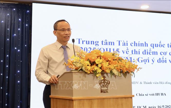 Tiến sĩ Cấn Văn Lực, Chuyên gia kinh tế trưởng BIDV, Thành viên Hội đồng tư vấn chính sách tài chính – tiền tệ Quốc gia đề xuất giải pháp cho doanh nghiệp tại chương trình. Ảnh: Xuân Anh - TTXVN