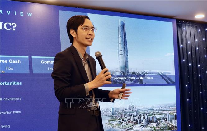Phó Giáo sư, Tiến sĩ Nguyễn Hữu Huân, Phó Chủ tịch Cơ quan điều hành Trung tâm Tài chính quốc tế Việt Nam tại TP. Hồ Chí Minh (VIFC -HCM)thông tin tiềm năng thu hút vốn  tại chương trình. Ảnh: Xuân Anh - TTXVN