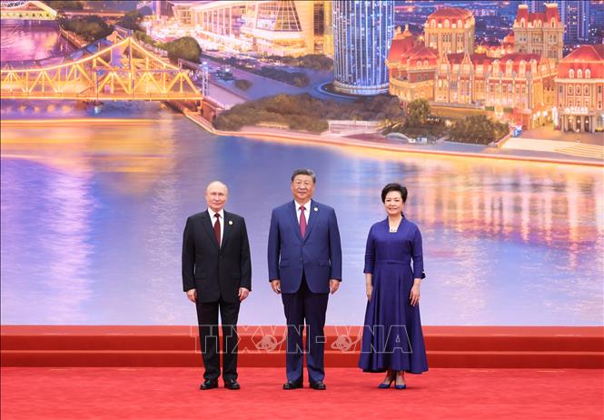 Chủ tịch Trung Quốc Tập Cận Bình (giữa) trong cuộc gặp với Tổng thống Nga Vladimir Putin (trái) tại thành phố Thiên Tân (Trung Quốc) ngày 31/8/2025. Ảnh: THX/TTXVN