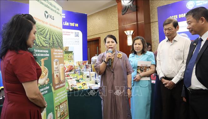 Doanh nghiệp giới thiệu sản phẩm trưng bày trong chương trình. Ảnh: Xuân Anh - TTXVN