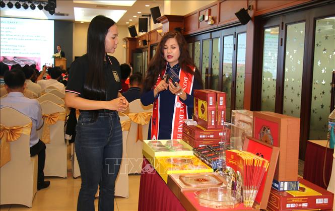 Doanh nghiệp Yến Hương xưa giới thiệu về các giải pháp phòng chống hàng giả, hàng nhái. Ảnh: Hương Giang - TTXVN