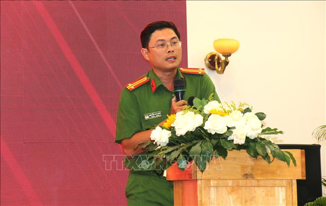 Trung tá Nguyễn Duy Khoa, Cán bộ Phòng Cảnh sát kinh tế, Công an TP. Hồ Chí Minh trình bày tham luận về những thủ đoạn mới của nạn buôn bán hàng giả, hàng nhái. Ảnh: Hương Giang - TTXVN