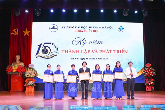 Tuyên dương, khen thưởng tập thể, cá nhân Khoa Triết học có nhiều thành tích xuất sắc trong công tác đào tạo. Ảnh: Thanh Tùng - TTXVN