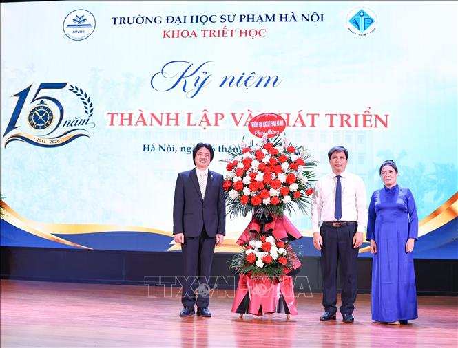 Ban lãnh đạo Trường Đại học Sư phạm Hà Nội tặng hoa chúc mừng Khoa Triết học. Ảnh: Thanh Tùng - TTXVN  