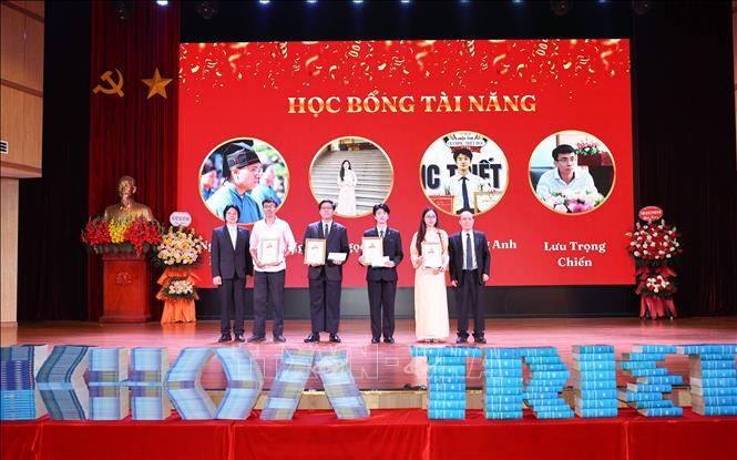 Trao học bổng tài năng cho học viên, sinh viên xuất sắc. Ảnh: Thanh Tùng - TTXVN 