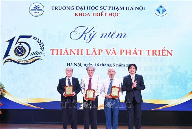 Tri ân các thế hệ lãnh đạo khoa Triết học (Trường Đại học Sư phạm Hà Nội). Ảnh: Thanh Tùng - TTXVN
