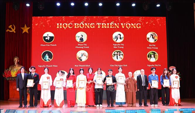 Trao học bổng triển vọng cho học viên, sinh viên. Ảnh: Thanh Tùng - TTXVN 