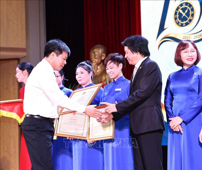 Tuyên dương, khen thưởng tập thể, cá nhân Khoa Triết học có nhiều thành tích xuất sắc trong công tác đào tạo. Ảnh: Thanh Tùng -TTXVN