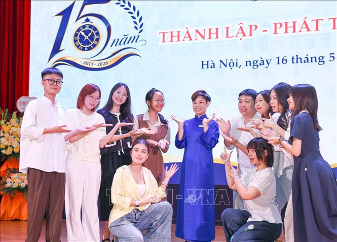 Kỷ niệm 15 năm là dịp để nhìn lại chặng đường đã qua, là cuộc hội ngộ của những mùa thanh xuân, với những bài giảng năm nào,với tiếng chuông giảng đường, … và tình bạn, tình thầy trò vẫn còn nguyên vẹn theo năm tháng. Ảnh: Thanh Tùng - TTXVN