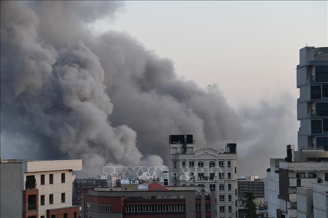Khói bốc lên trong vụ nổ ở thủ đô Tehran, Iran sau vụ không kích của Israel ngày 6/3/2026. Ảnh: THX/TTXVN