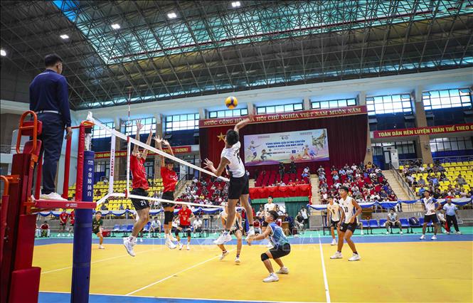 Trận đấu  ra quân giữa đội Trẻ Biên phòng và đội Trẻ Thành phố Hồ Chí Minh diễn ra hấp dẫn với nhiều pha bóng đẹp mắt, thu hút đông đảo khán giả đến cổ vũ. Ảnh: Xuân Tư - TTXVN