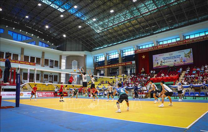 Trận đấu giữa đội Trẻ Biên phòng và đội Trẻ Thành phố Hồ Chí Minh diễn ra hấp dẫn với nhiều pha bóng đẹp mắt. Ảnh: Xuân Tư - TTXVN