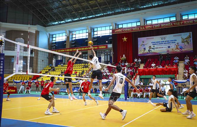 Những pha bóng quyết liệt trên lưới giữa đội Trẻ Biên phòng và đội Trẻ Thành phố Hồ Chí Minh. Ảnh: Xuân Tư - TTXVN