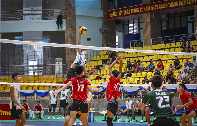 Pha bật nhảy tấn công mạnh mẽ của vận động viên đội Trẻ Thành phố Hồ Chí Minh tại khu vực giữa lưới. Ảnh: Xuân Tư - TTXVN