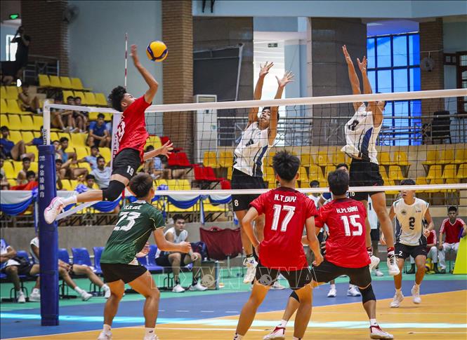 Pha bật nhảy tấn công phía biên lưới của vận động viên đội Trẻ Thành phố Hồ Chí Minh. Ảnh: Xuân Tư - TTXVN