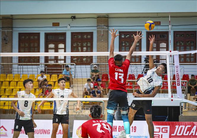 Những pha bóng quyết liệt trên lưới giữa đội Trẻ Biên phòng và đội Trẻ Thành phố Hồ Chí Minh. Ảnh: Xuân Tư - TTXVN