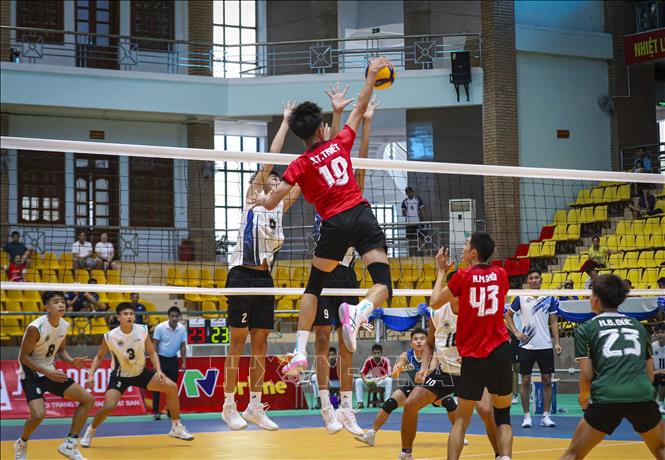 Một tình huống tranh chấp quyết liệt trên lưới giữa vận động viên hai đội trong trận đấu tại Nhà thi đấu đa năng tỉnh Điện Biên. Ảnh: Xuân Tư - TTXVN