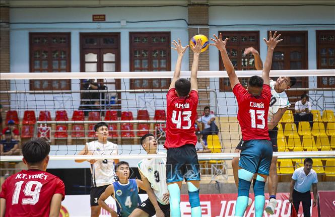 Hàng chắn hai người của đội Trẻ Thành phố Hồ Chí Minh nỗ lực ngăn cản cú đập bóng bên phía đội Trẻ Biên phòng. Ảnh: Xuân Tư - TTXVN