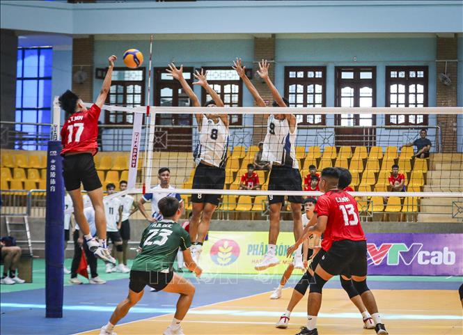 Pha tấn công trên lưới của cầu thủ đội Trẻ Thành phố Hồ Chí Minh. Ảnh: Xuân Tư - TTXVN