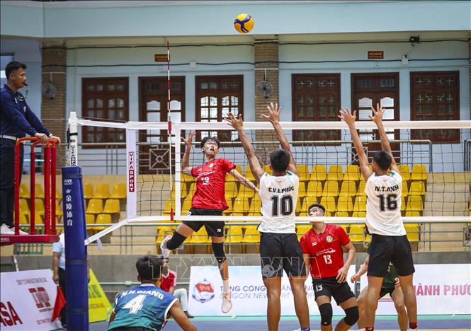 Pha bật cao dứt điểm đầy uy lực của vận động viên đội Trẻ Thành phố Hồ Chí Minh trước sự phòng ngự quyết liệt của đối phương. Ảnh: Xuân Tư - TTXVN