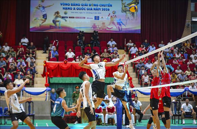 Pha bật nhảy tấn công mạnh mẽ của vận động viên đội Trẻ Thành phố Hồ Chí Minh tại khu vực giữa lưới. Ảnh: Xuân Tư - TTXVN