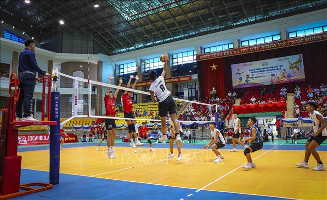 Trận đấu diễn ra hấp dẫn với nhiều pha bóng đẹp mắt. Ảnh: Xuân Tư - TTXVN