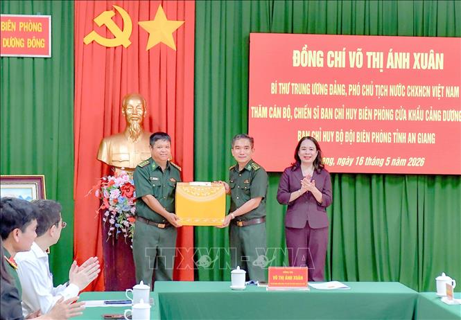Bí thư Trung ương Đảng, Phó Chủ tịch nước Võ Thị Ánh Xuân tặng quà cán bộ, chiến sĩ Ban Chỉ huy Biên phòng Cửa khẩu cảng Dương Đông (đặc khu Phú Quốc, An Giang). Ảnh: Văn Sĩ - TTXVN