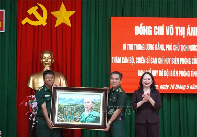 Bí thư Trung ương Đảng, Phó Chủ tịch nước Võ Thị Ánh Xuân tặng quà cán bộ, chiến sĩ Ban Chỉ huy Biên phòng Cửa khẩu cảng Dương Đông (đặc khu Phú Quốc, An Giang). Ảnh: Văn Sĩ - TTXVN