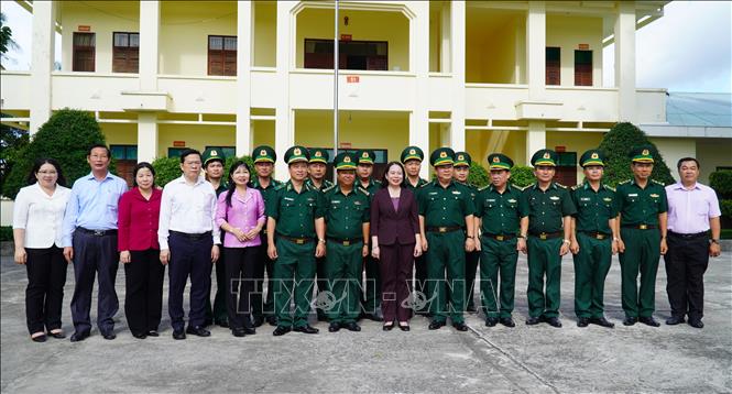 Bí thư Trung ương Đảng, Phó Chủ tịch nước Võ Thị Ánh Xuân chụp ảnh lưu niệm cùng cán bộ, chiến sĩ Ban Chỉ huy Biên phòng Cửa khẩu cảng Dương Đông (đặc khu Phú Quốc, An Giang) và lãnh đạo tỉnh An Giang. Ảnh: Văn Sĩ - TTXVN                               