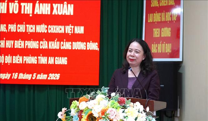  Bí thư Trung ương Đảng, Phó Chủ tịch nước Võ Thị Ánh Xuân gặp mặt cán bộ, chiến sĩ Ban Chỉ huy Biên phòng Cửa khẩu cảng Dương Đông (đặc khu Phú Quốc, An Giang). Ảnh: Văn Sĩ - TTXVN